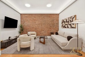 TV - Luxury King Size 1BR, Renovated UES, Central Park (New York)