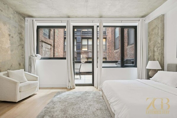 Schreibtisch, Bügeleisen/Bügelbrett, Reisekinderbett, WLAN