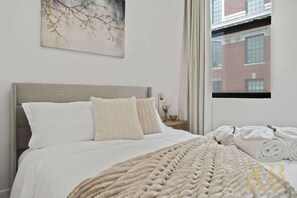 Desk, iron/ironing board, travel cot, WiFi - Newly Renovated 1 Bedroom Apt - Elevator - Laundry (New York)
