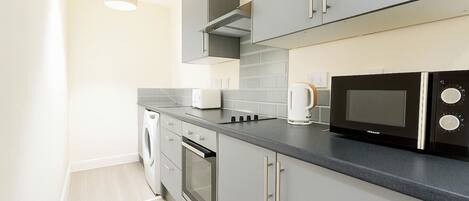 Frigorifero, microonde, forno, piano cottura