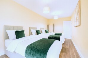 Iron/ironing board, WiFi, bed sheets - Cardiff Emerald Suite| Contractors | Sleeps 5 (Cardiff)