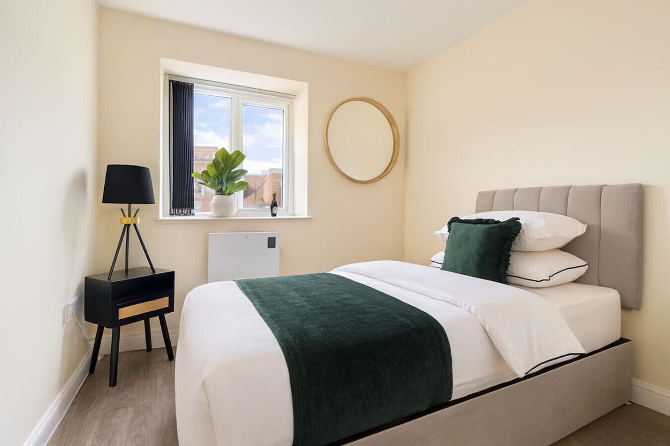 Silitysrauta/-lauta, Wi-Fi, vuodevaatteet