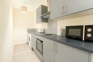 Fridge, microwave, oven, stovetop - Cardiff Emerald Suite| Contractors | Sleeps 5 (Cardiff)