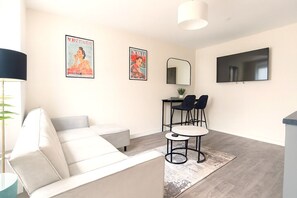 TV - Cardiff 3BR Apartment| Contractors | Sleeps 8 (Cardiff)