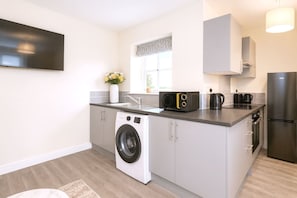 Fridge, microwave, oven, stovetop - Cardiff 3BR Apartment| Contractors | Sleeps 8 (Cardiff)