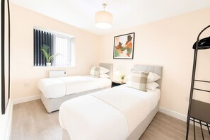 Iron/ironing board, WiFi, bed sheets - Cardiff 3BR Apartment| Contractors | Sleeps 8 (Cardiff)