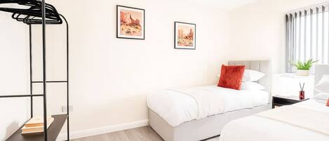 Een strijkplank/strijkijzer, wifi, beddengoed