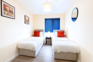 Iron/ironing board, WiFi, bed sheets - Cardiff 3BR Apartment| Contractors | Sleeps 8 (Cardiff)