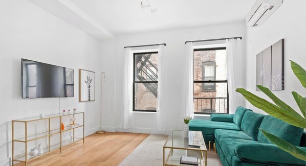 TV - Gorgeous and Fully Equipped Luxury 1 Bedroom Apt! (New York)