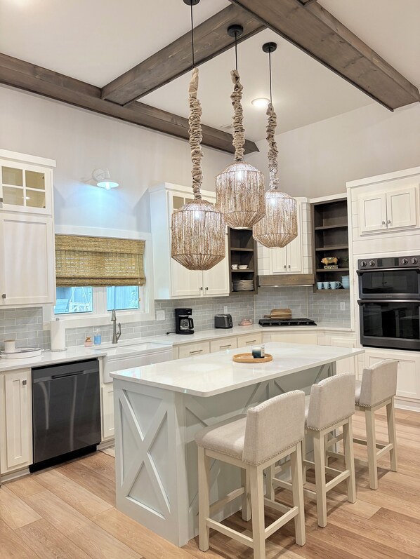 Fridge, microwave, oven, stovetop - 5 Minutes from Lake / Cozy Mountain Home with a Heated Pool & Pool House! (Grant)