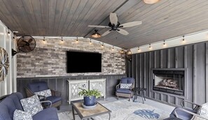 Smart TV, fireplace, video games - 5 Minutes from Lake / Cozy Mountain Home with a Heated Pool & Pool House! (Grant)