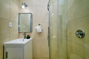 Shower, hair dryer, towels, soap - Beach Paradise 1 Bedroom with Pull Out Sofa (West Bay)