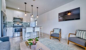 Private kitchen - Beach Paradise 1 Bedroom with Pull Out Sofa (West Bay)