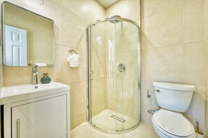 Shower, hair dryer, towels, soap - Beach Paradise 1 Bedroom with Pull Out Sofa (West Bay)