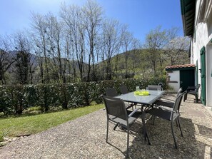 Outdoor dining - Spacious house close to mountains and beaches (Bidarray)