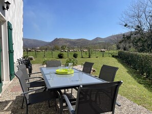 Outdoor dining - Spacious house close to mountains and beaches (Bidarray)