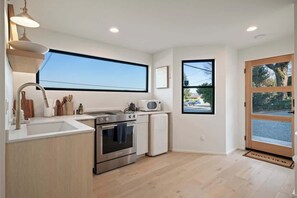 Private kitchen - Tranquil Lake View Guest Retreat (Seattle)