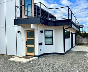 Exterior detail - Tranquil Lake View Guest Retreat (Seattle)