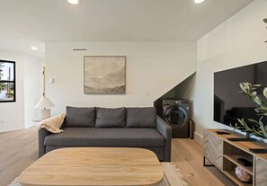 Living area - Tranquil Lake View Guest Retreat (Seattle)