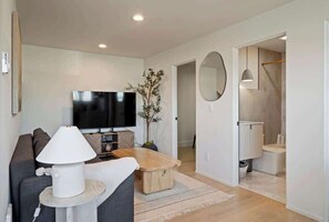 Living area - Tranquil Lake View Guest Retreat (Seattle)