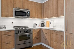 Fridge, microwave, oven, stovetop - Fabulous 1 Bedroom in the Heart of Manhattan (New York)