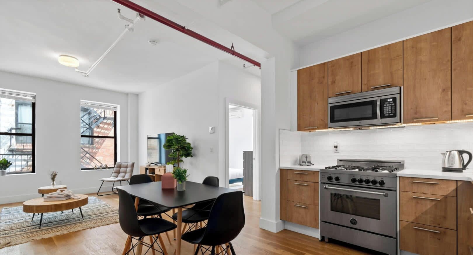 冷蔵庫、電子レンジ、オーブン、コンロ