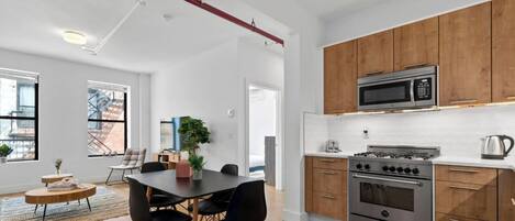 Frigorífico, microondas, horno y placa de cocina