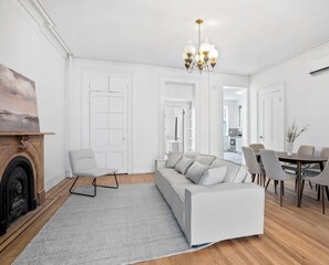 TV - Classic NYC Brownstone 2Br Apartment in Prime Chelsea! (New York)