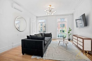 TV - Classic NYC Brownstone 2Br Apartment in Prime Chelsea! (New York)