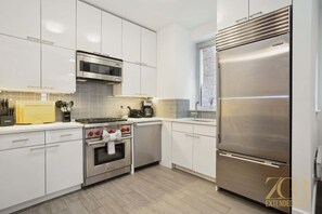 Fridge, microwave, oven, stovetop - Fully Furnished PH Duplex with Private Outdoor Space (New York)