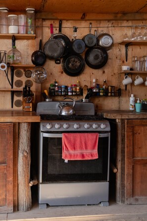 Refrigerador, horno, placa de cocina, utensilios de cocina