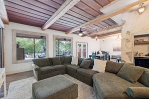 TV - Guadalupe Riverfront | Private Hot Tub | Sleeps 14 (New Braunfels)