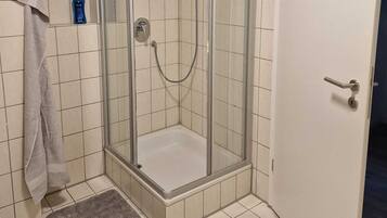 Dusche, Haartrockner, Handtücher, Seife