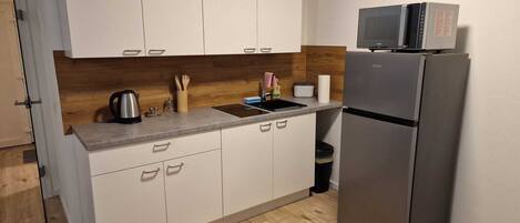 Réfrigérateur, micro-ondes, plaque de cuisson, bouilloire électrique