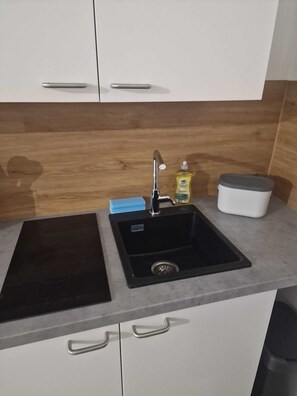 Kühlschrank, Mikrowelle, Herdplatte, Wasserkocher