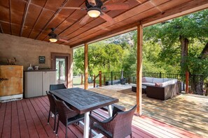 Outdoor dining - Starry Nights + Private Hot Tub | Perfect Getaway (New Braunfels)