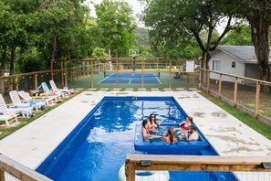Pool - Ultimate Hangout • Hot Tub, Fire Pit & Sleeps 10 (New Braunfels)