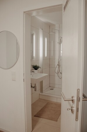 Dusche, Haartrockner, Handtücher, Seife