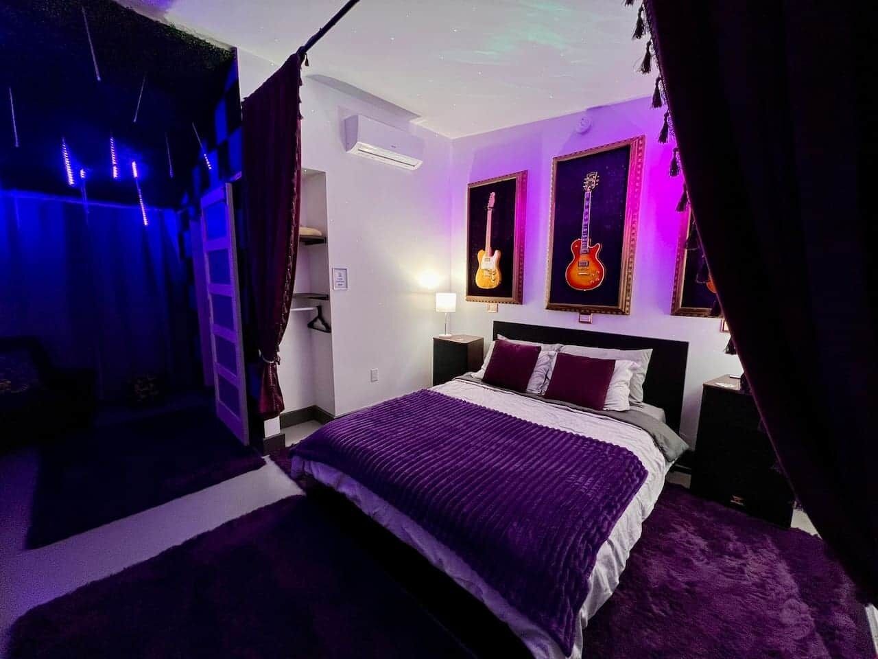 Tabla de planchar con plancha, wifi y ropa de cama 