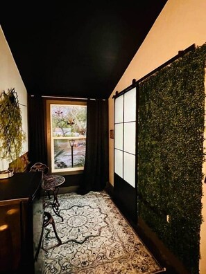 Interior - Pop Culture+French Quarter Boutique Hotel Rooms (Lutz)