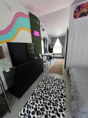 Room - Pop Culture+French Quarter Boutique Hotel Rooms (Lutz)