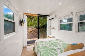 1 bedroom, WiFi, bed sheets - Guadalupe Cargo Home | Rooftop Deck | Riverfront (New Braunfels)