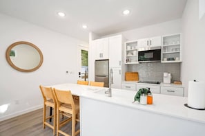 Geladeira, micro-ondas, cooktop, lava-louças