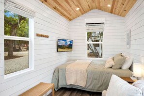 1 bedroom, iron/ironing board, travel cot, WiFi - Guadalupe Tiny Cabin | Pool+Hot Tub | NBTX (New Braunfels)