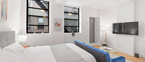 Tabla de planchar con plancha, wifi, ropa de cama