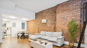 TV, offices - Charming UES 1BR Duplex Near Central Park (New York)