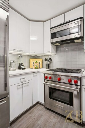 Fridge, microwave, oven, stovetop - Charming UES 1BR Duplex Near Central Park (New York)