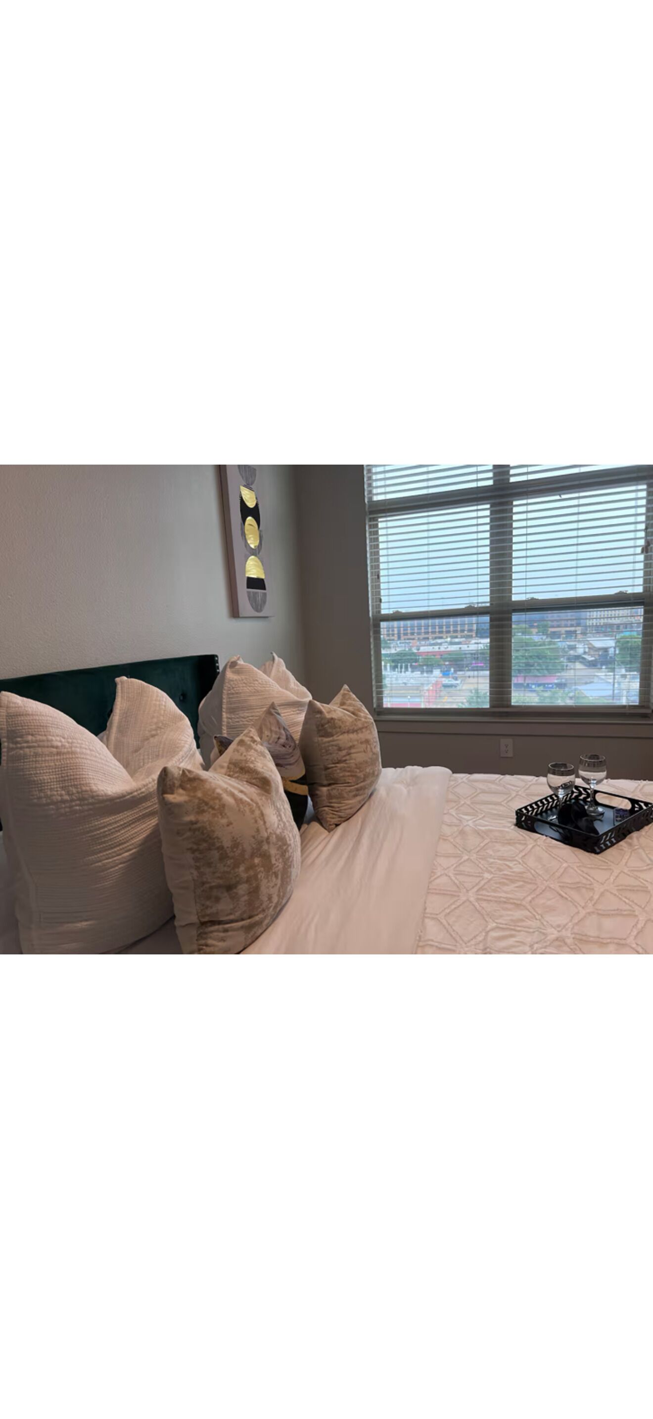 Tabla de planchar con plancha, wifi, ropa de cama