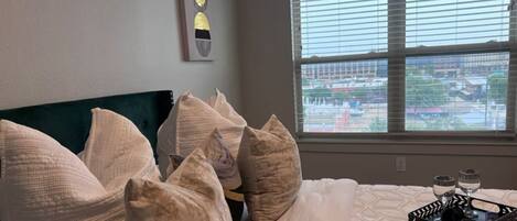 Iron/ironing board, WiFi, bed sheets