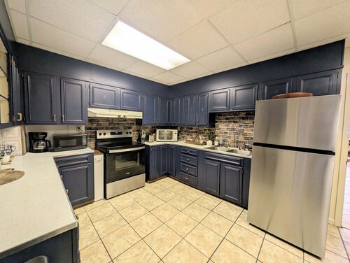 Spacious 4-bedroom house in town-Close to everything